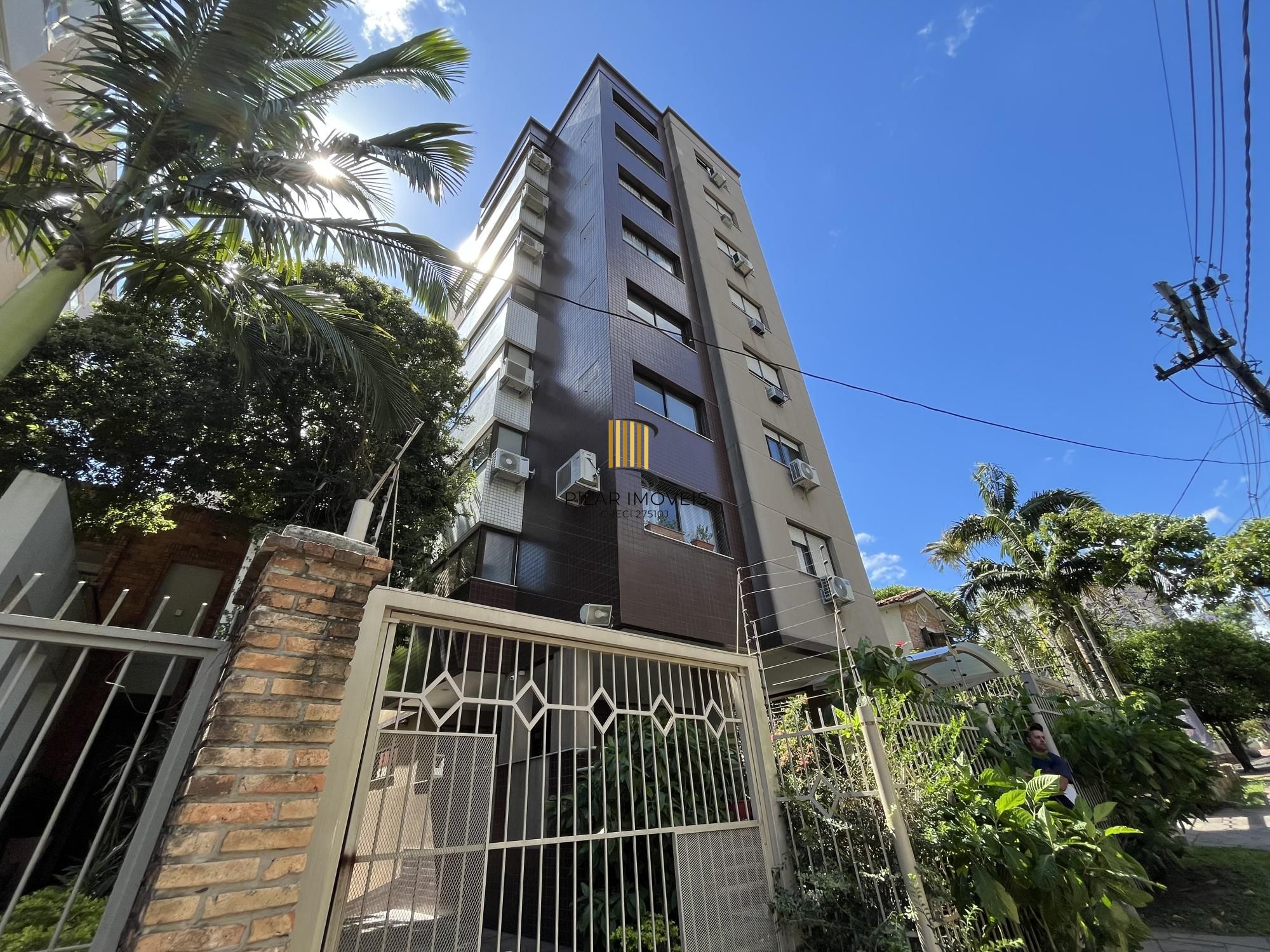 Apartamento de 3 quartos, suíte e 2 vagas de garagem no bairro Petrópolis.