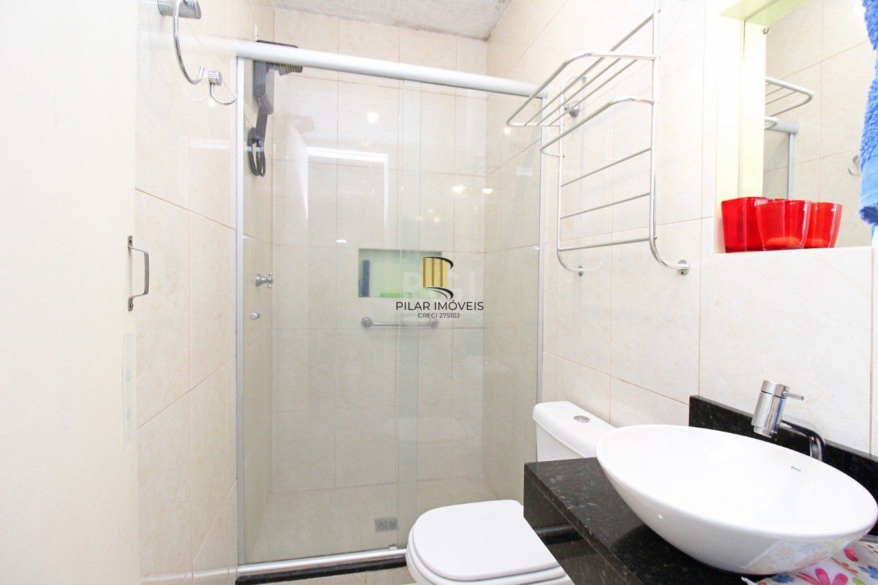 Cobertura de dois dormitórios e dois banheiros, próximo ao hospital Moinhos de Vento e shopping total, bairro Floresta em Porto Alegre.