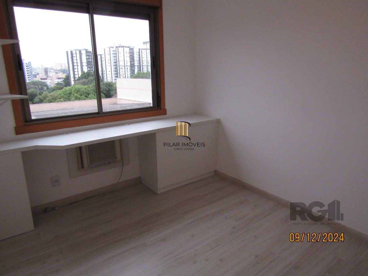 Apartamento de três dormitórios, suíte e duas vagas de garagem no bairro Higienópolis em Porto Alegre.