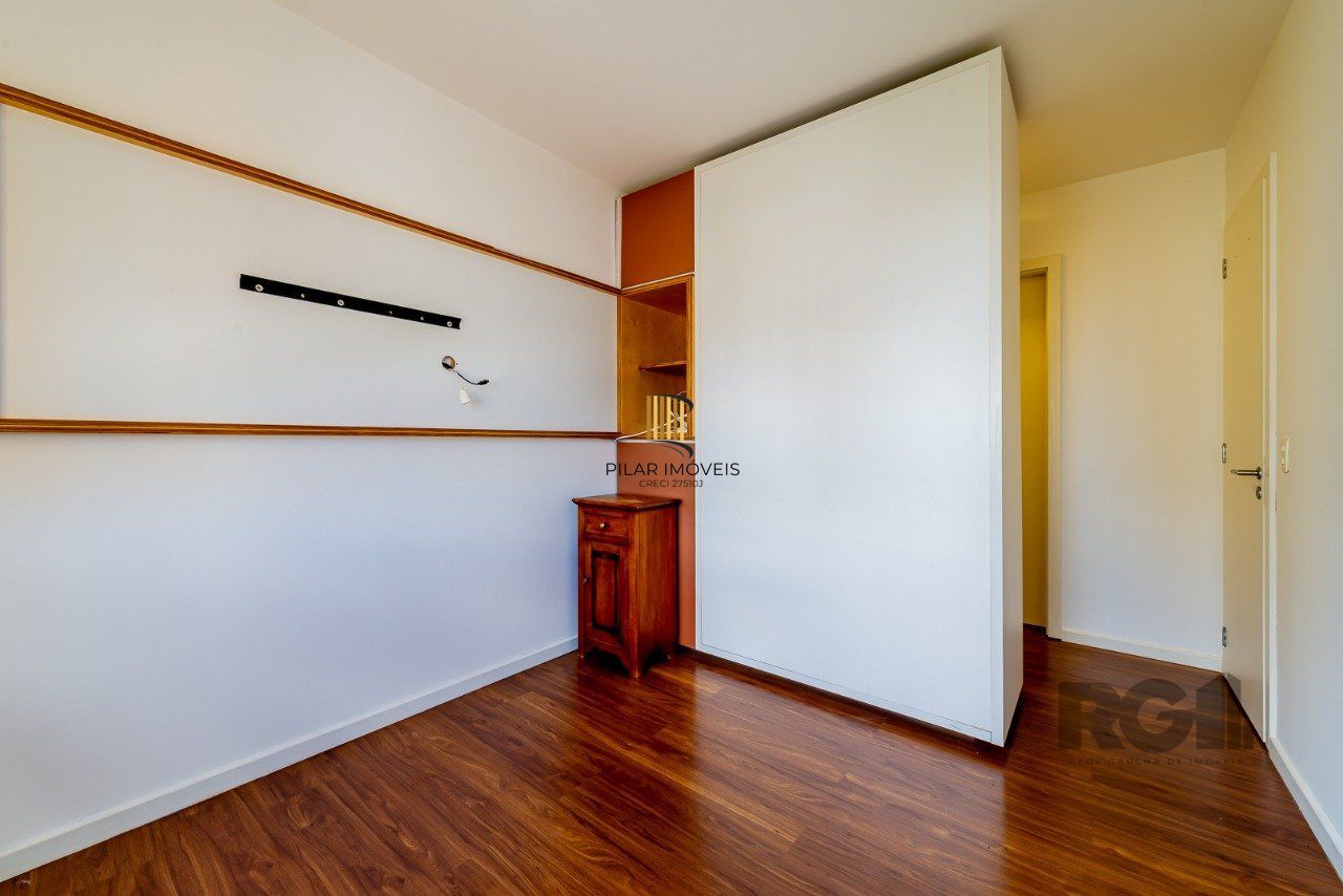 Apartamento de um quarto, suíte e uma vaga de garagem no bairro Santa Cecilia em Porto Alegre.