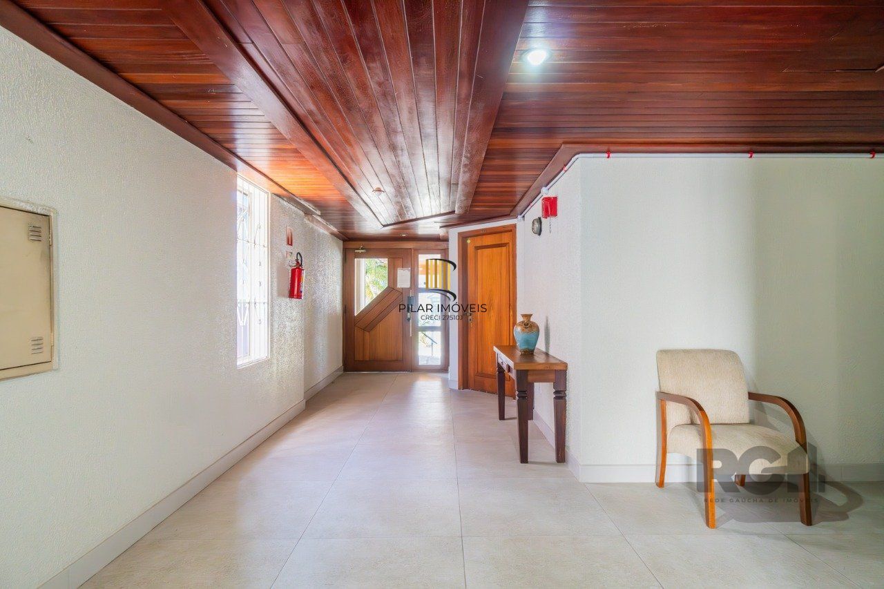 Apartamento de 1 quarto, sacada e uma vaga de garagem no bairro Santana POA/RS.
