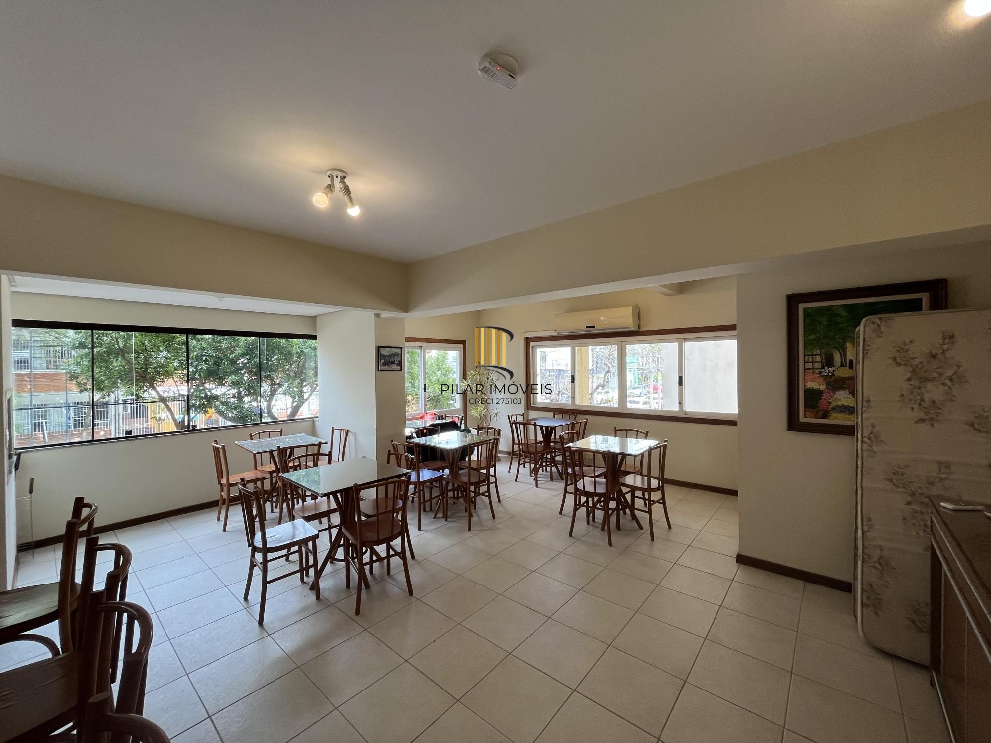 Apartamento de dois quartos, suíte e uma vaga de garagem no bairro Menino Deus