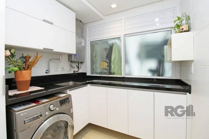 EXCELENTE OPORTUNIDADE! 120m2, 2 VAGAS, ANDAR ALTÍSSIMO COM VISTA PARA AEROPORTO! Apartamento 3 dormitórios (sendo 1 suíte) 