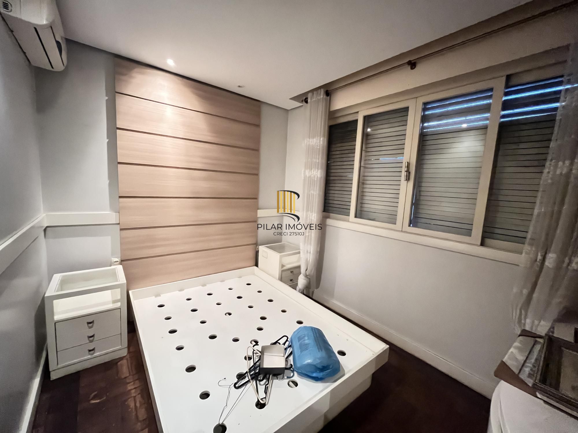 Apartamento de 2 quartos transformados em um no bairro Santa Cecília em POA/RS