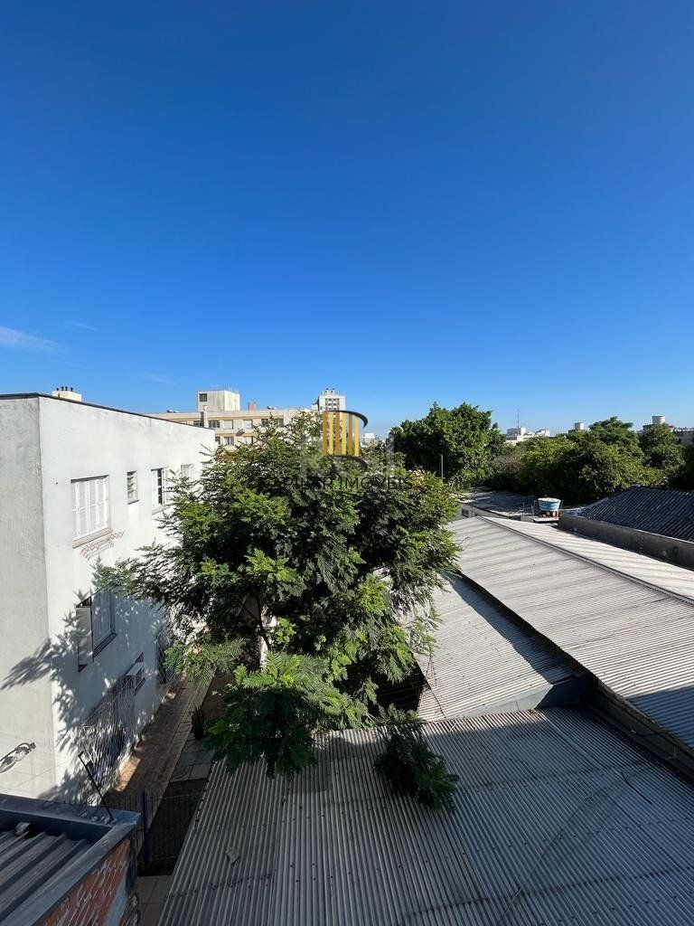 Apartamento de dois dormitórios, banheiro e sala no bairro da Azenha em Porto Alegre.