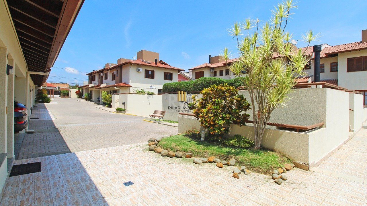   Excelente casa em condomínio com três (3) dormitórios, uma (1) suíte, duas (2) vagas de garagem próximo  ao Barra Shopping , no bairro  Cristal em Porto Alegre.