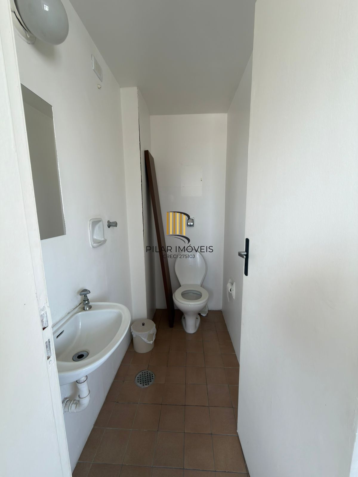 Apartamento de 2 quartos e 1 vaga de garagem no bairro Floresta em POA