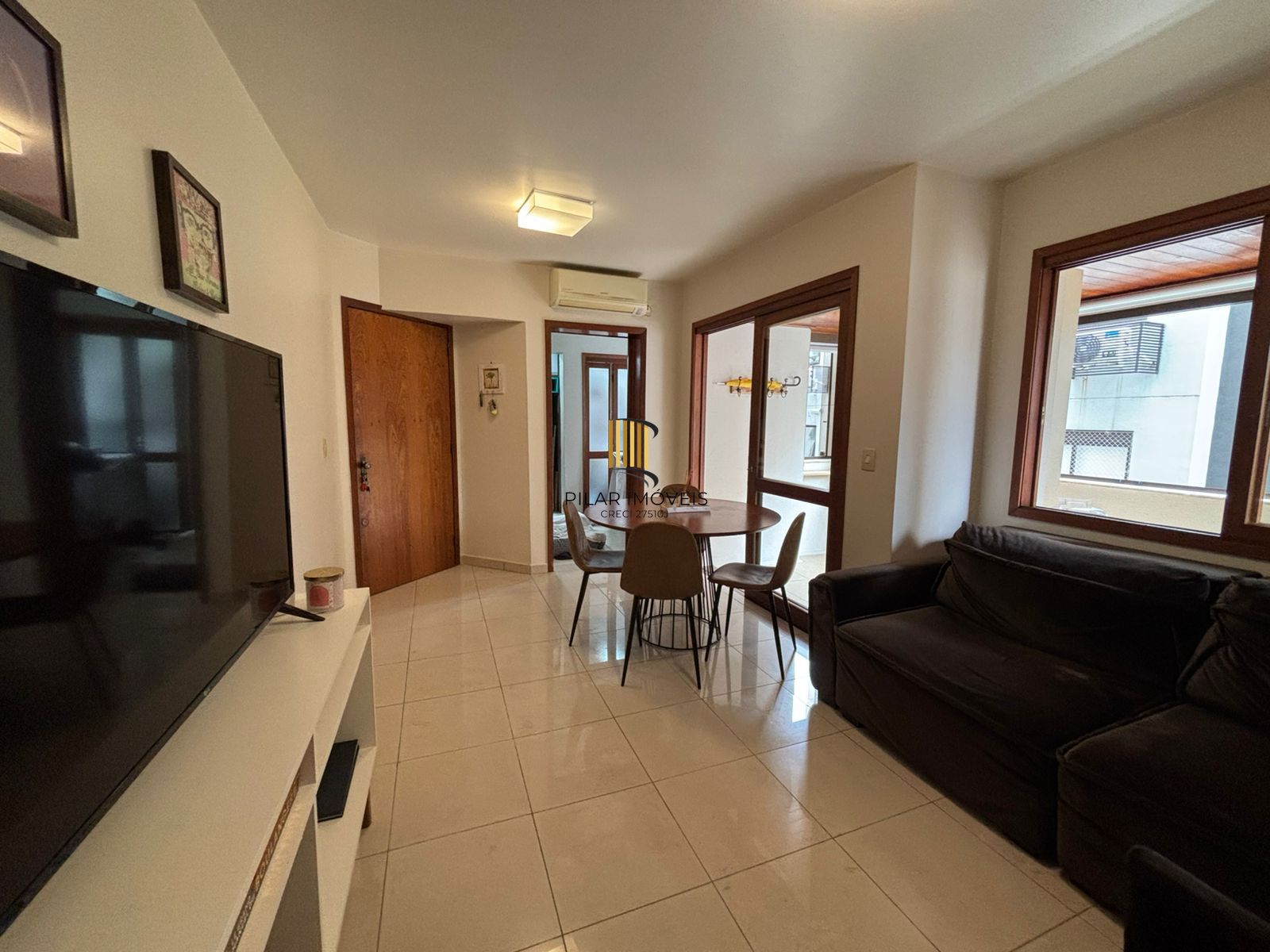 Apartamento de dois quartos e uma vaga de garagem no bairro Bom Fim em POA/RS