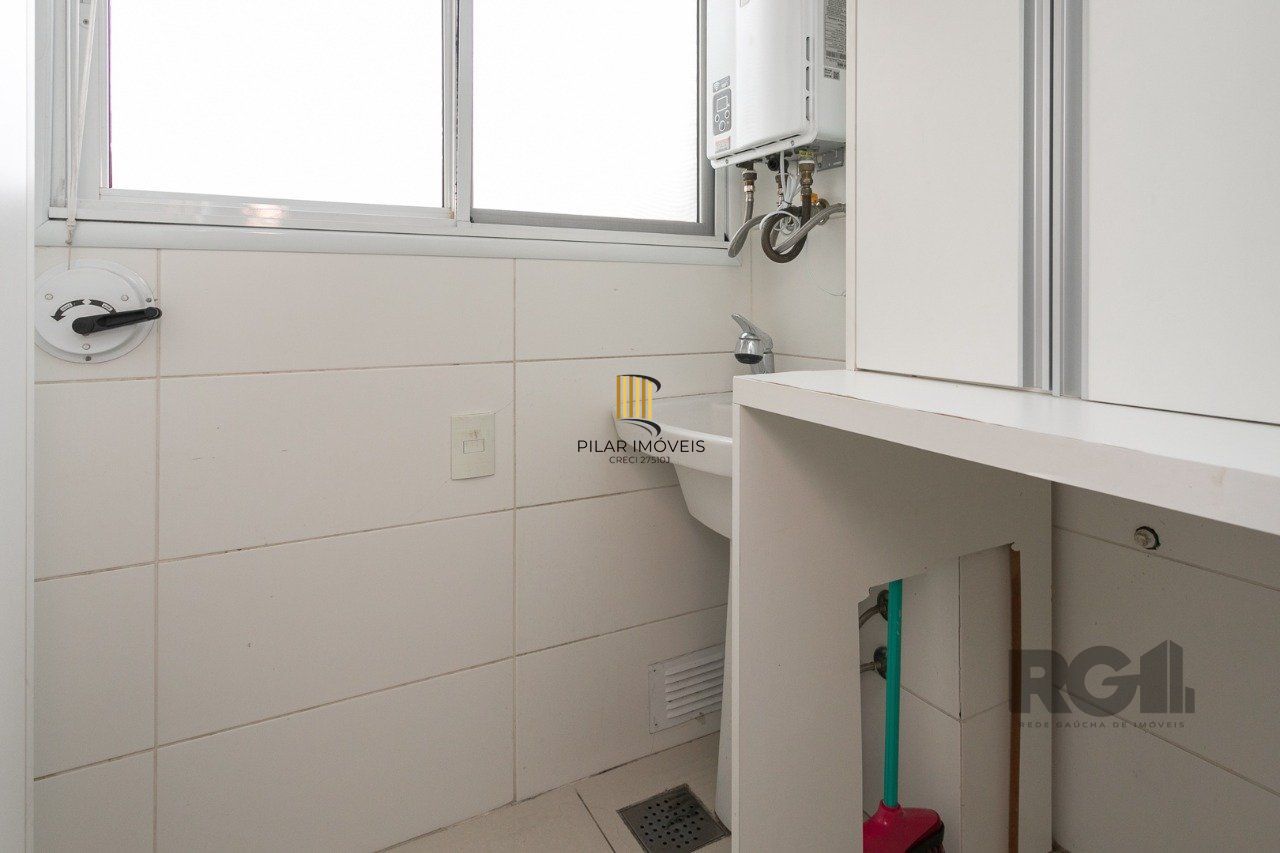 Apartamento semimobiliado e decorado no bairro Auxiliadora, com 91 m²