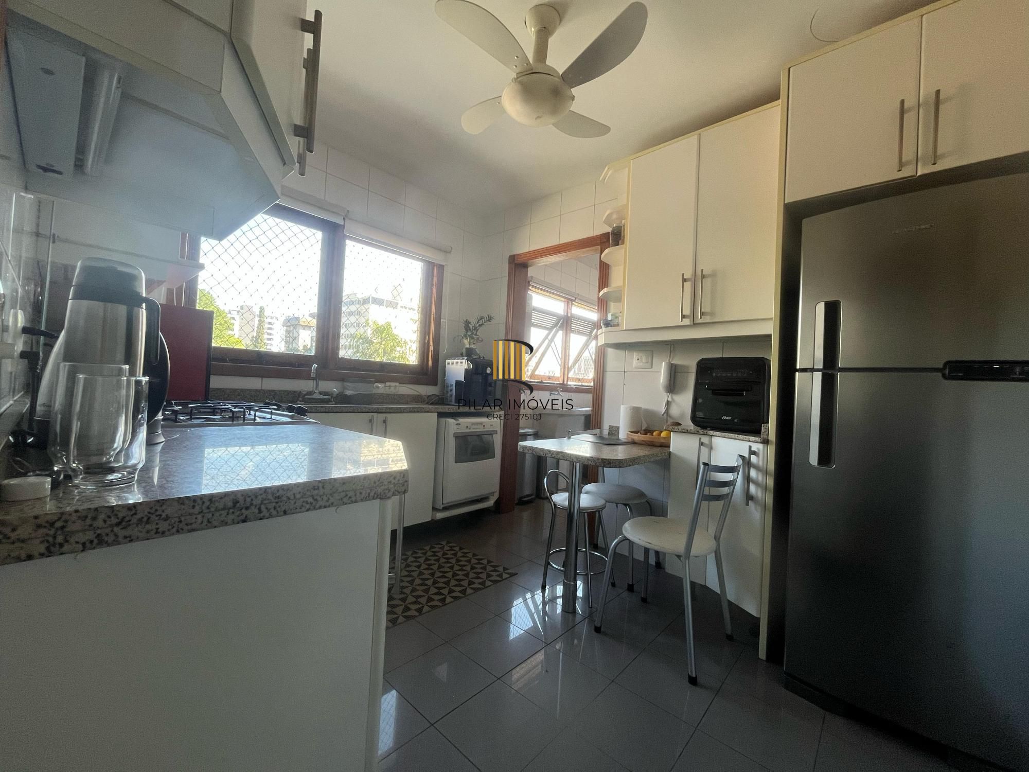 Cobertura no Moinhos de Vento  290m², 3 dormitórios, 3 vagas e piscina