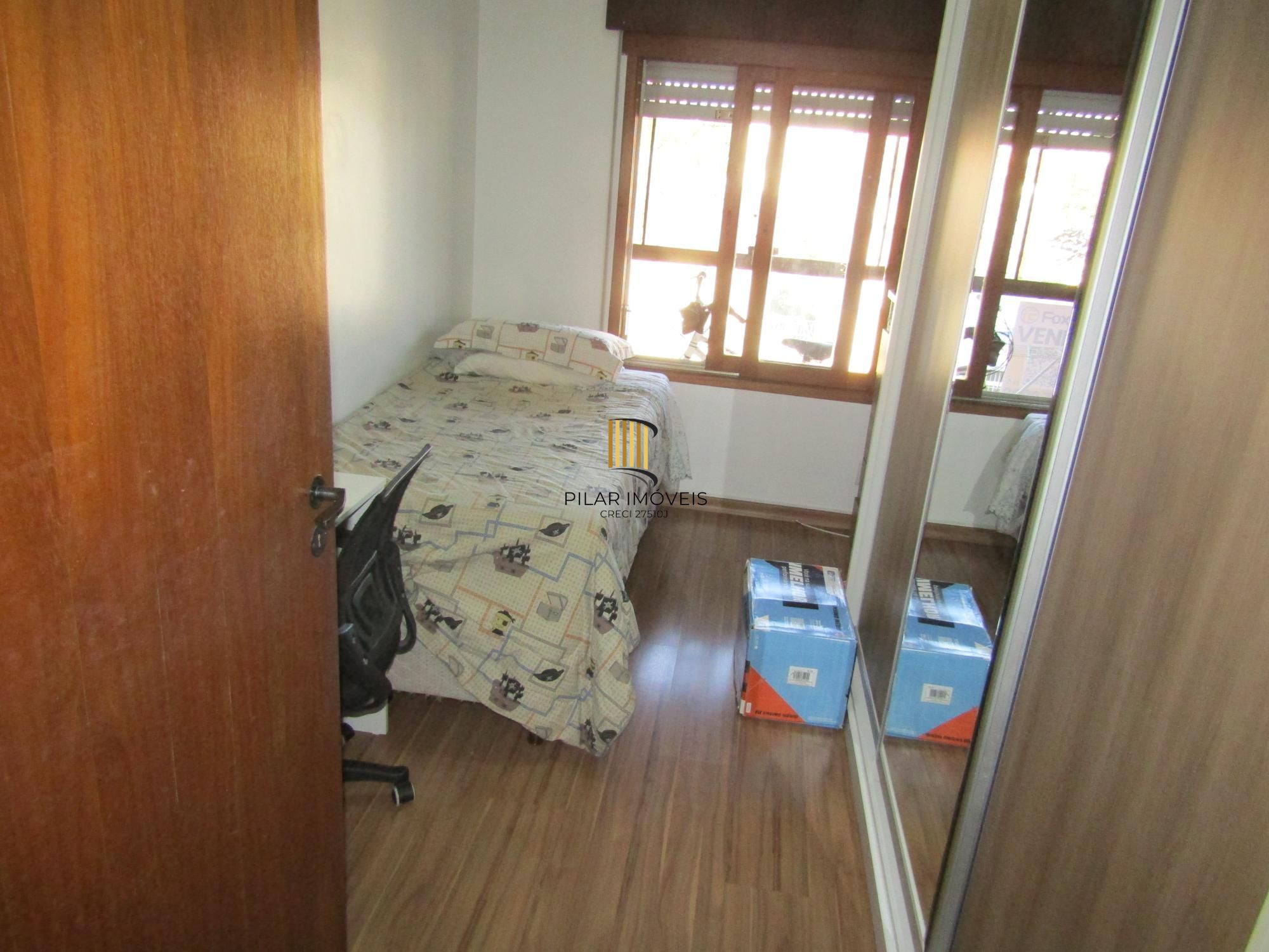 Apartamento de 2 quartos, 2 banheiros 1 vaga de garagem no bairro Azenha em POA