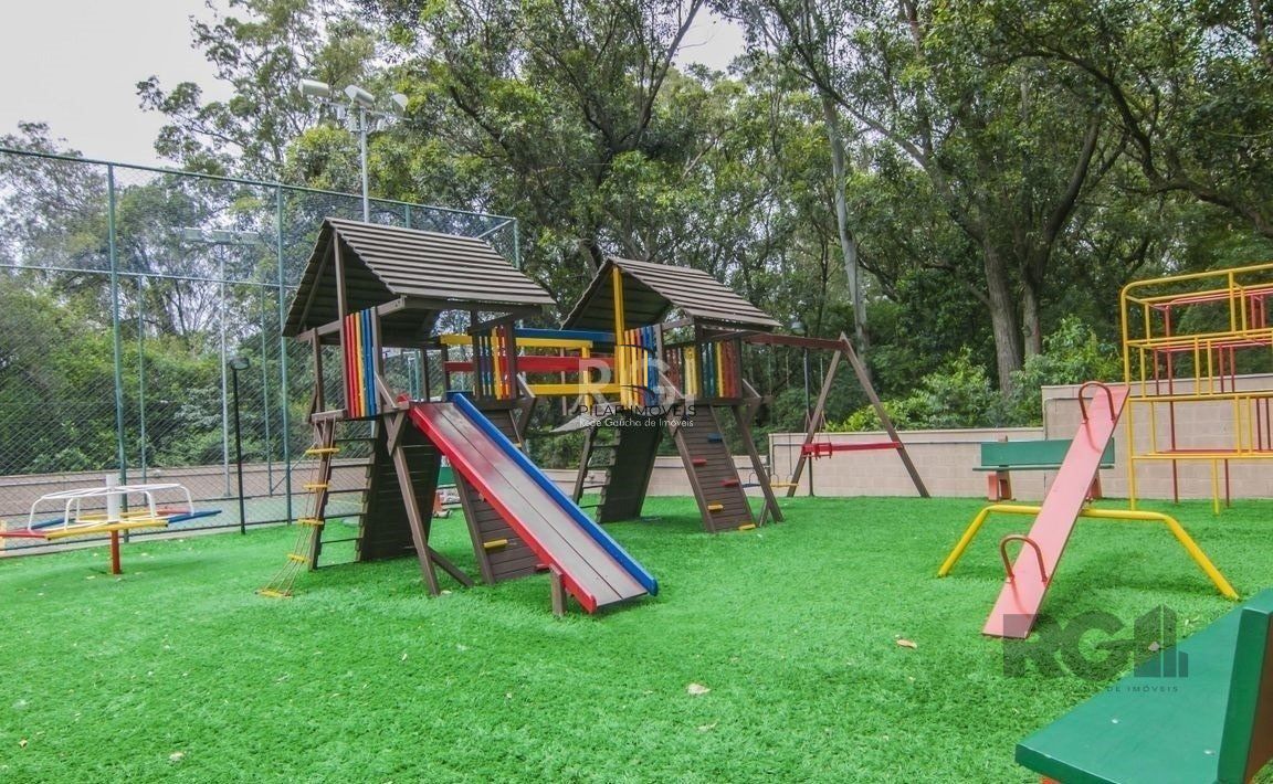 Apartamento de três dormitórios, suíte e uma vaga de garagem no bairro Jardim Carvalho em Porto Alegre.