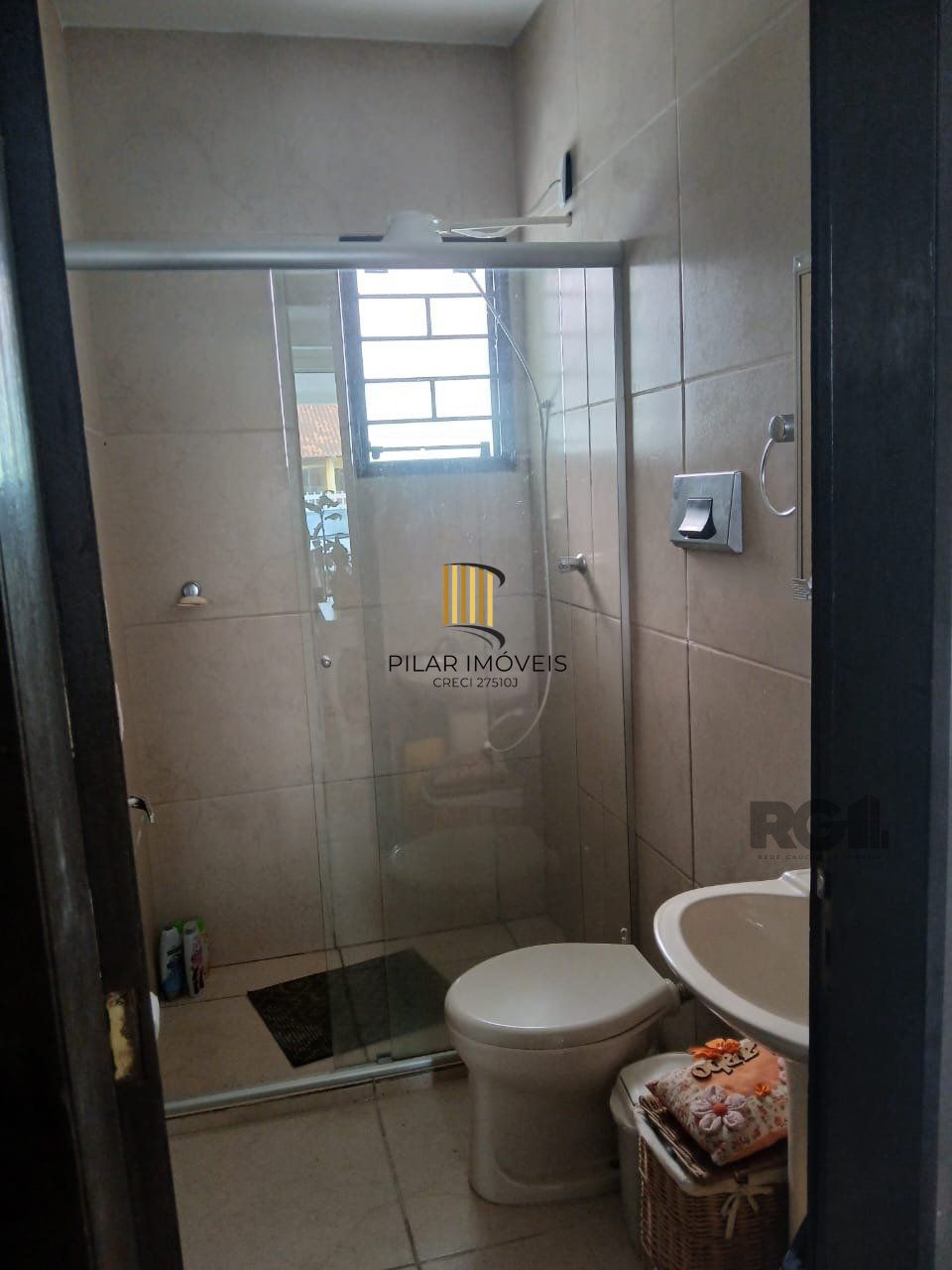 Casa de 2 dormitórios, com banheiro social, e um living em 2 ambientes, com banheiro Social, e cozinha com área de serviço, mais um patio pra 3 carros, e uma piscina nos fundos...