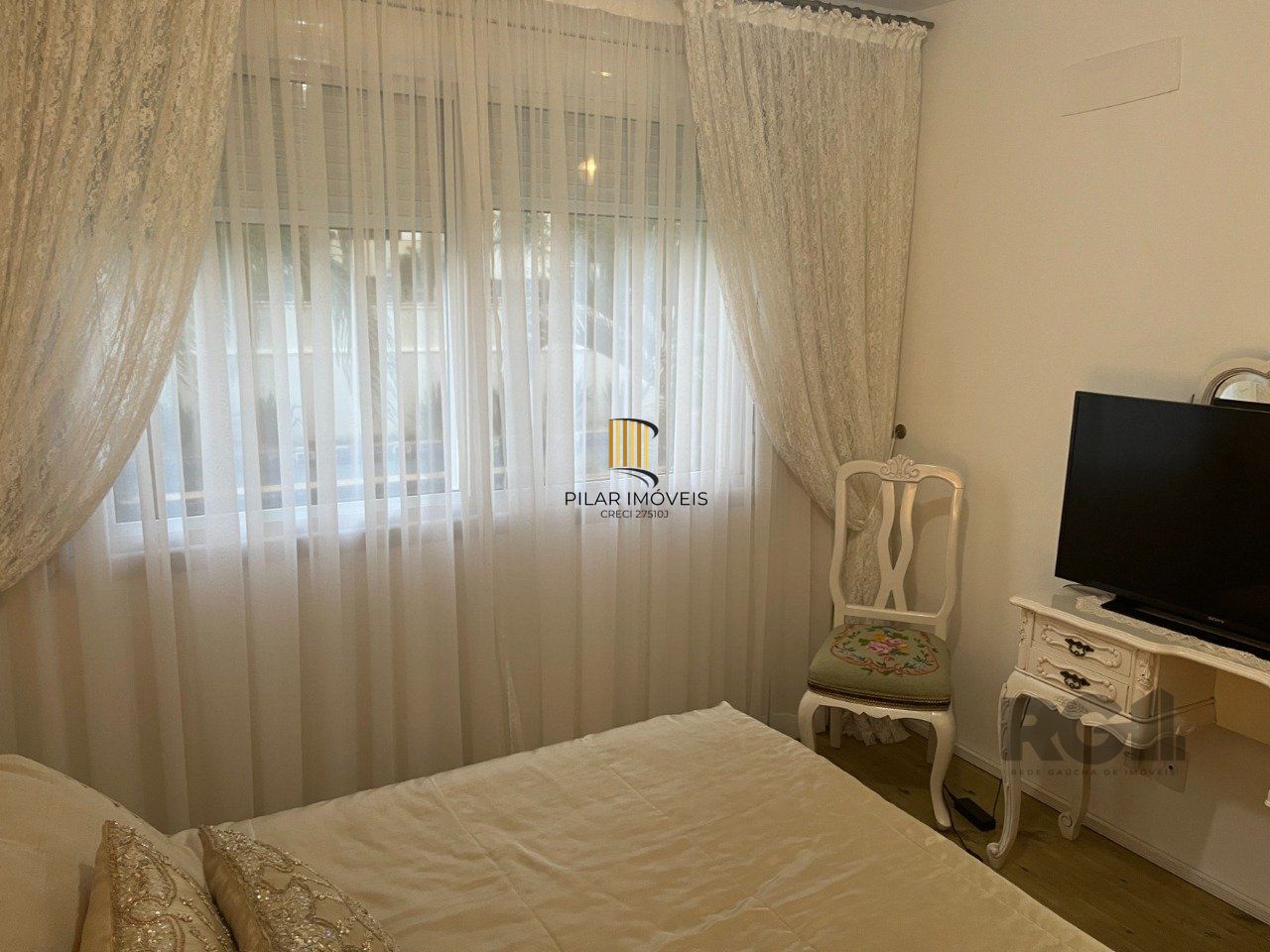 Apartamento 3 dormitórios, suíte, 2 vagas. Andar alto, vista para infraestrutura do condomínio. Semi-mobiliado. 