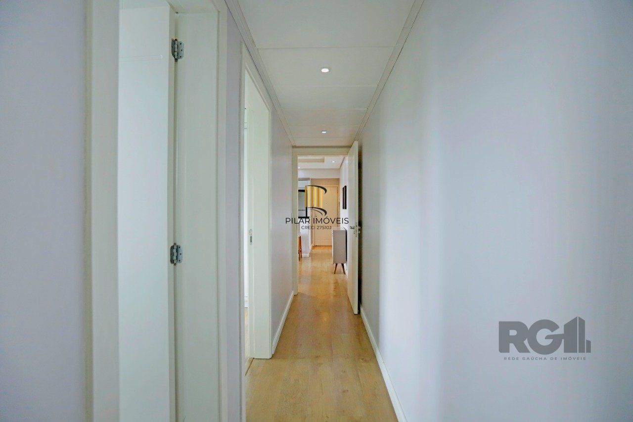 Apartamento de 2 quartos, suíte e 2 vagas de garagem no bairro Menino Deus