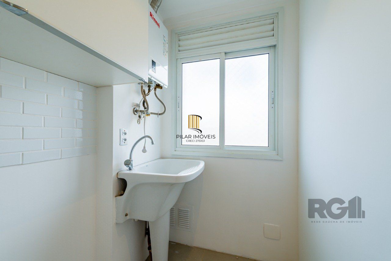 Apartamento de um quarto, suíte e uma vaga de garagem no bairro Santa Cecilia em Porto Alegre.