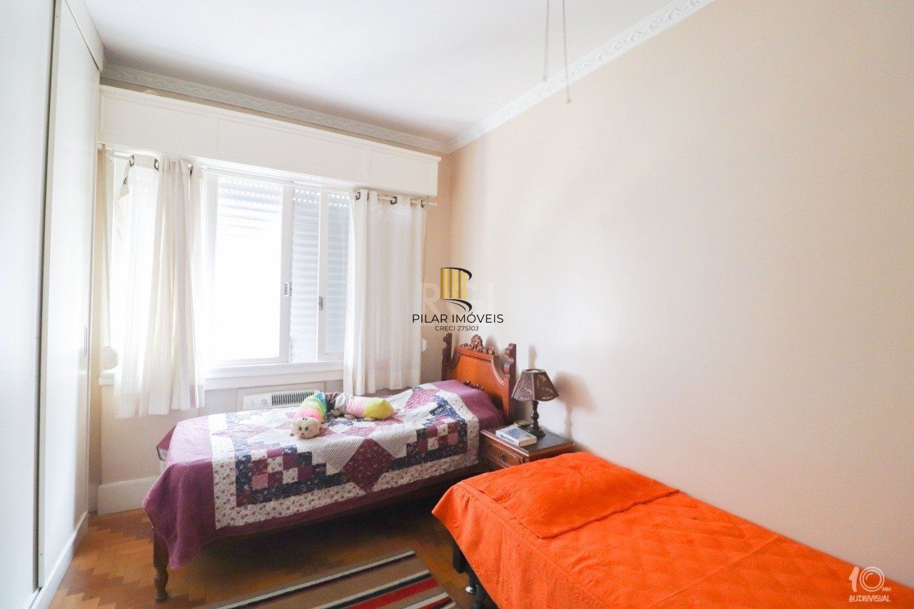 Apartamento á venda com 3 dormitórios com 1 suíte com sacada + 2 sacadas na sala e living, 233,85M²  e 1 vaga de garagem escriturada e coberta, no Bairro Independência em Porto Alegre.