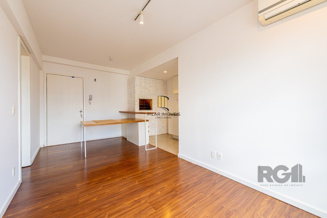 Apartamento de um quarto, suíte e uma vaga de garagem no bairro Santa Cecilia em Porto Alegre.