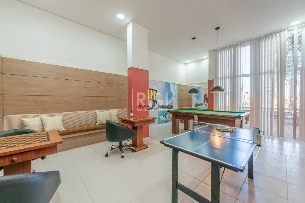 Apartamento de três dormitórios, suíte e uma vaga de garagem no bairro Cristo Redentor em Porto Alegre.