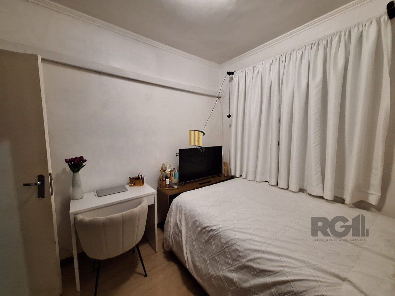 Apartamento de quatro dormitórios e uma vaga de garagem no bairro Bom Fim em Porto Alegre.