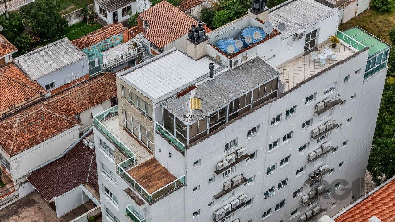 Cobertura de um dormitório, suíte e duas vagas de garagem no bairro Higienópolis em Porto Alegre.