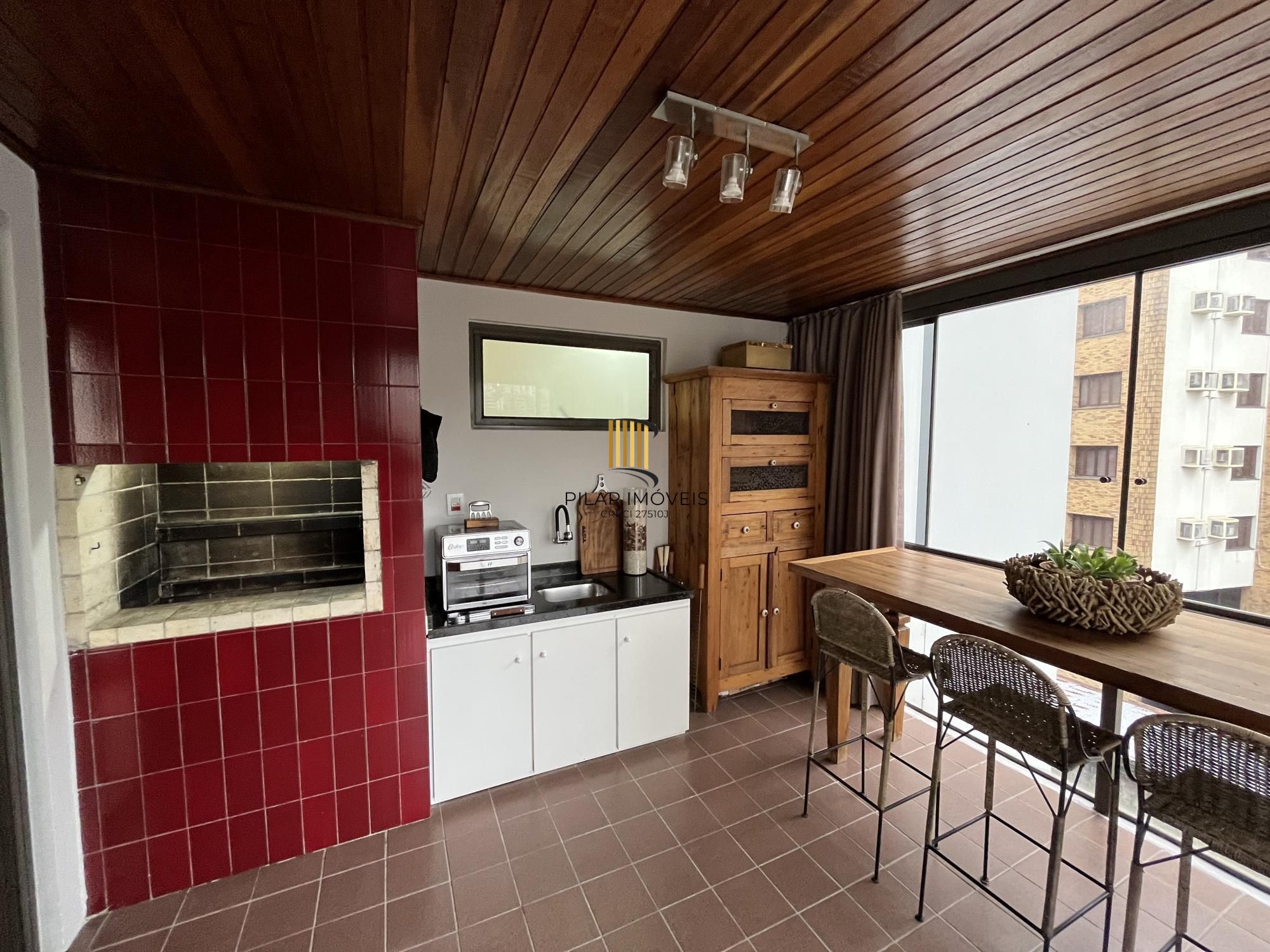 Apartamento de 2 quartos, suíte, churrasqueira, lareira e garagem Bela Vista POA