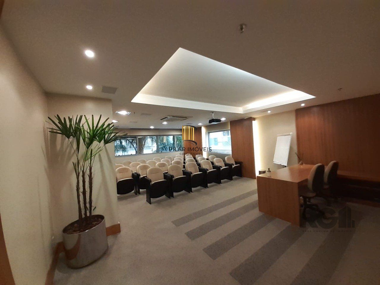 Excelente sala comercial no Menino Deus, com uma vaga de garagem.