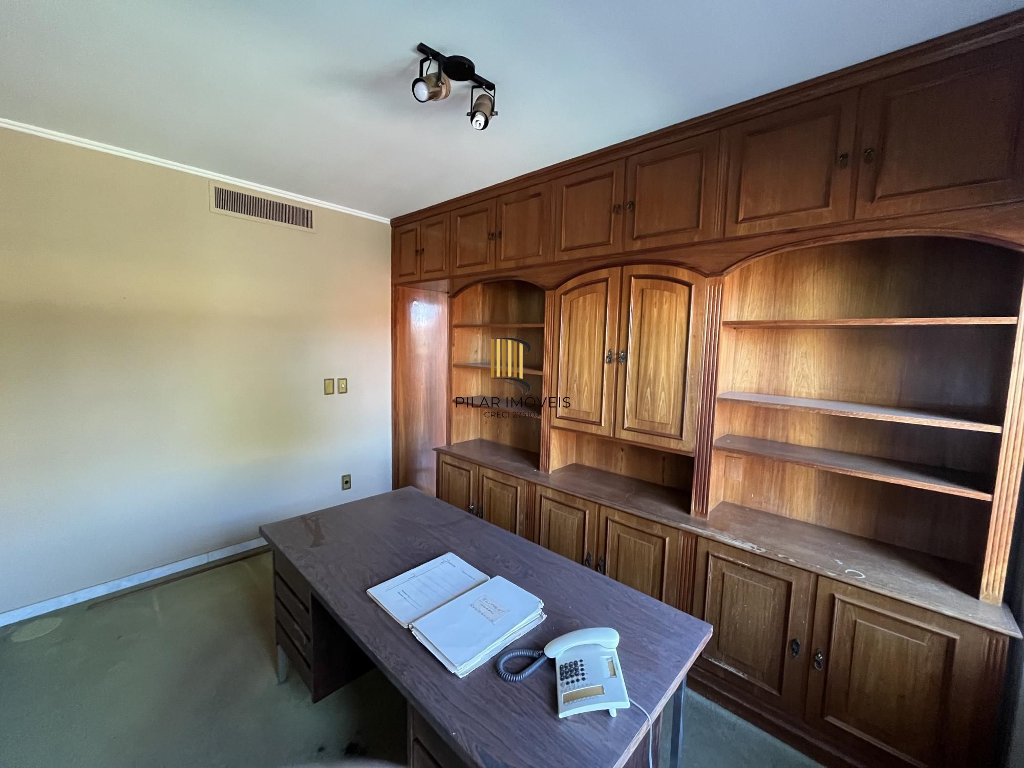 Casa de 4 quartos, 2 suítes e 2 vagas de garagem no bairro Boa Vista em POA