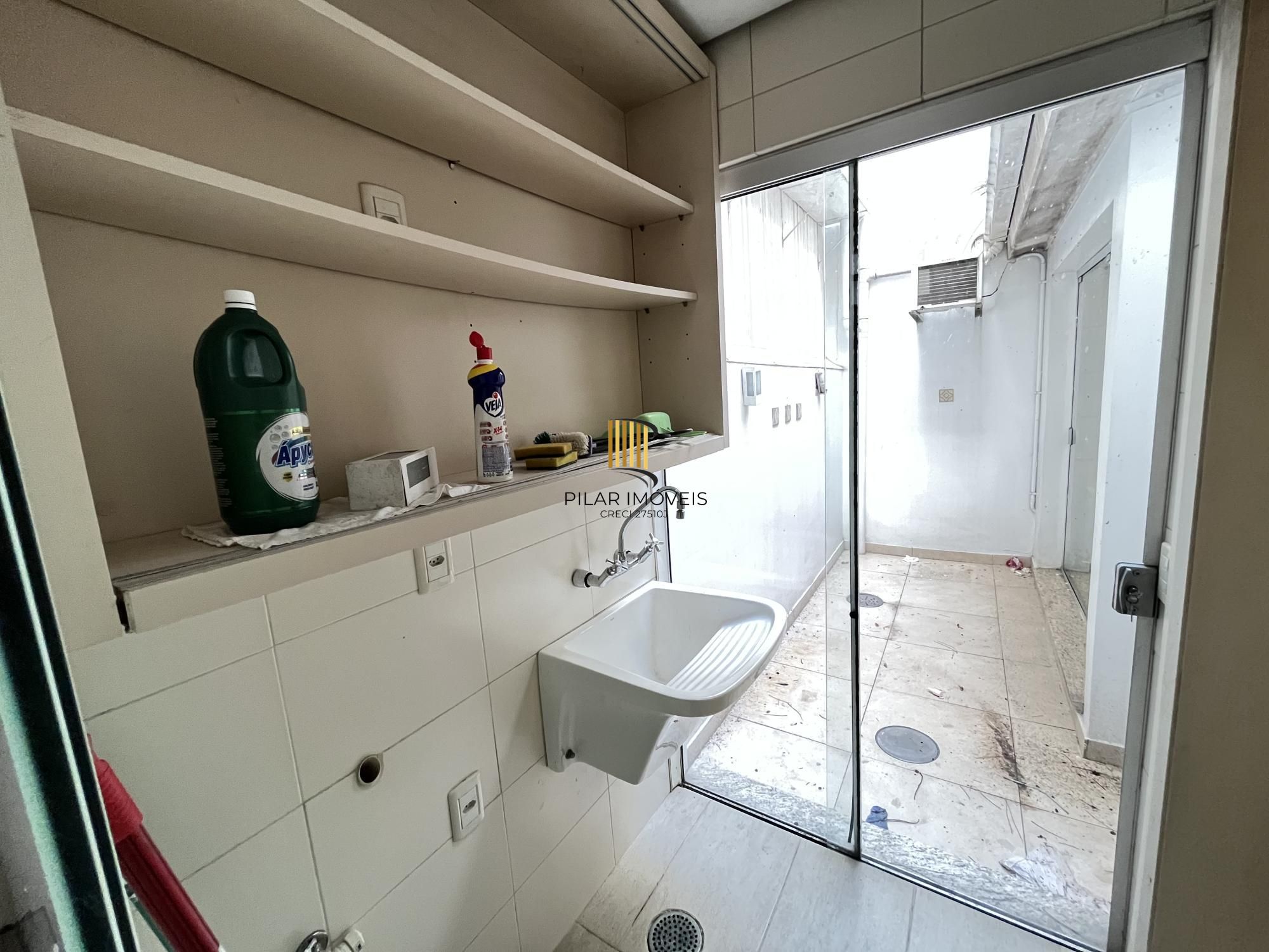 Apartamento de 2 quartos transformados em um no bairro Santa Cecília em POA/RS
