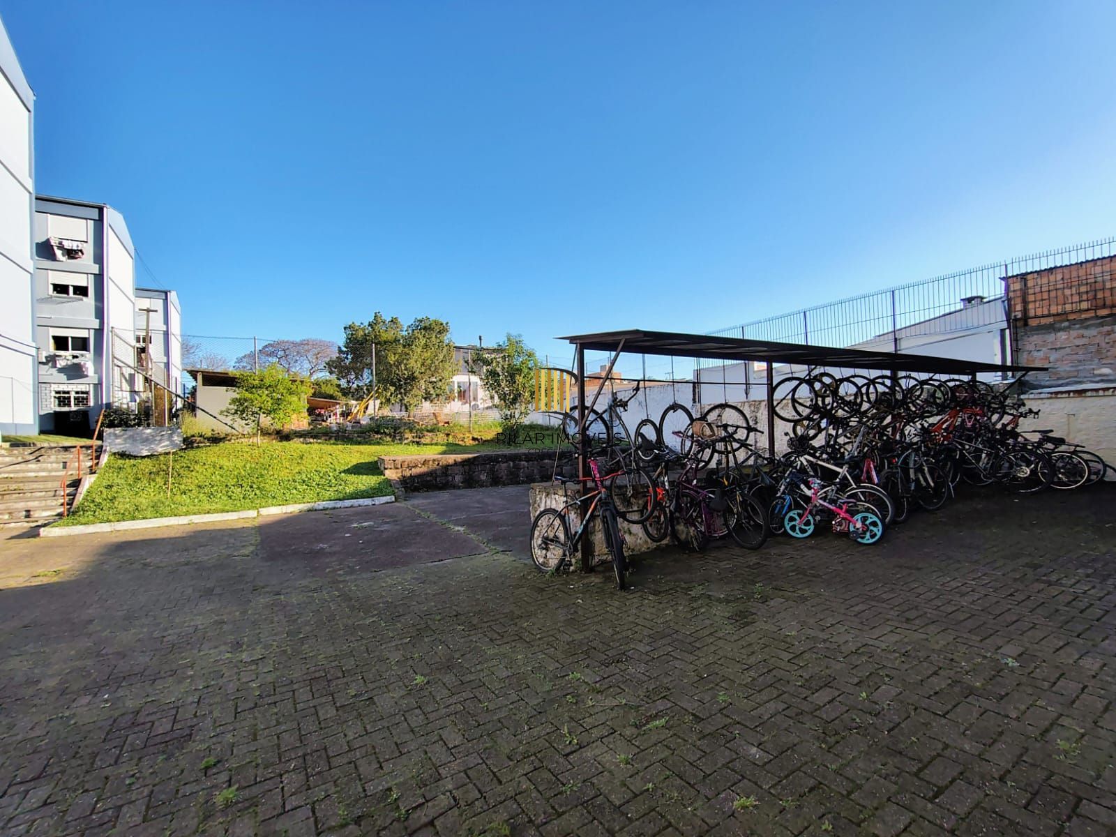 Apartamento de três quartos e uma vaga de garagem rotativa