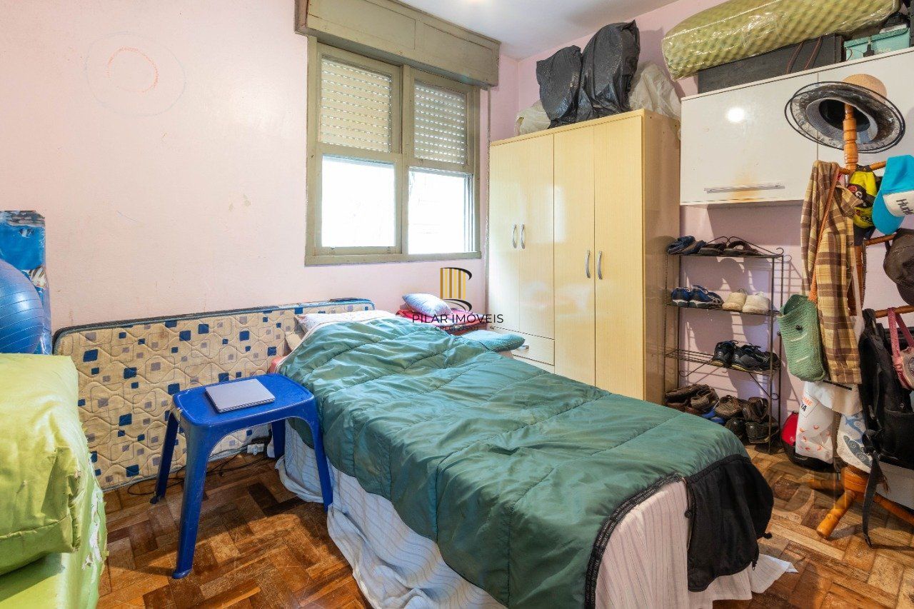Apartamento de três dormitórios com vaga no Conjunto Residencial Roque Calage, bairro Passo da Areia em Porto Alegre.
