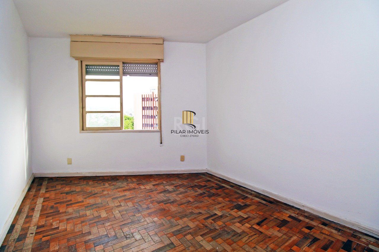 Apartamento de 2 (dois) dormitórios, com excelente localização, no Bairro Petrópolis. Amplo living, cozinha e área de serviço, banho social.