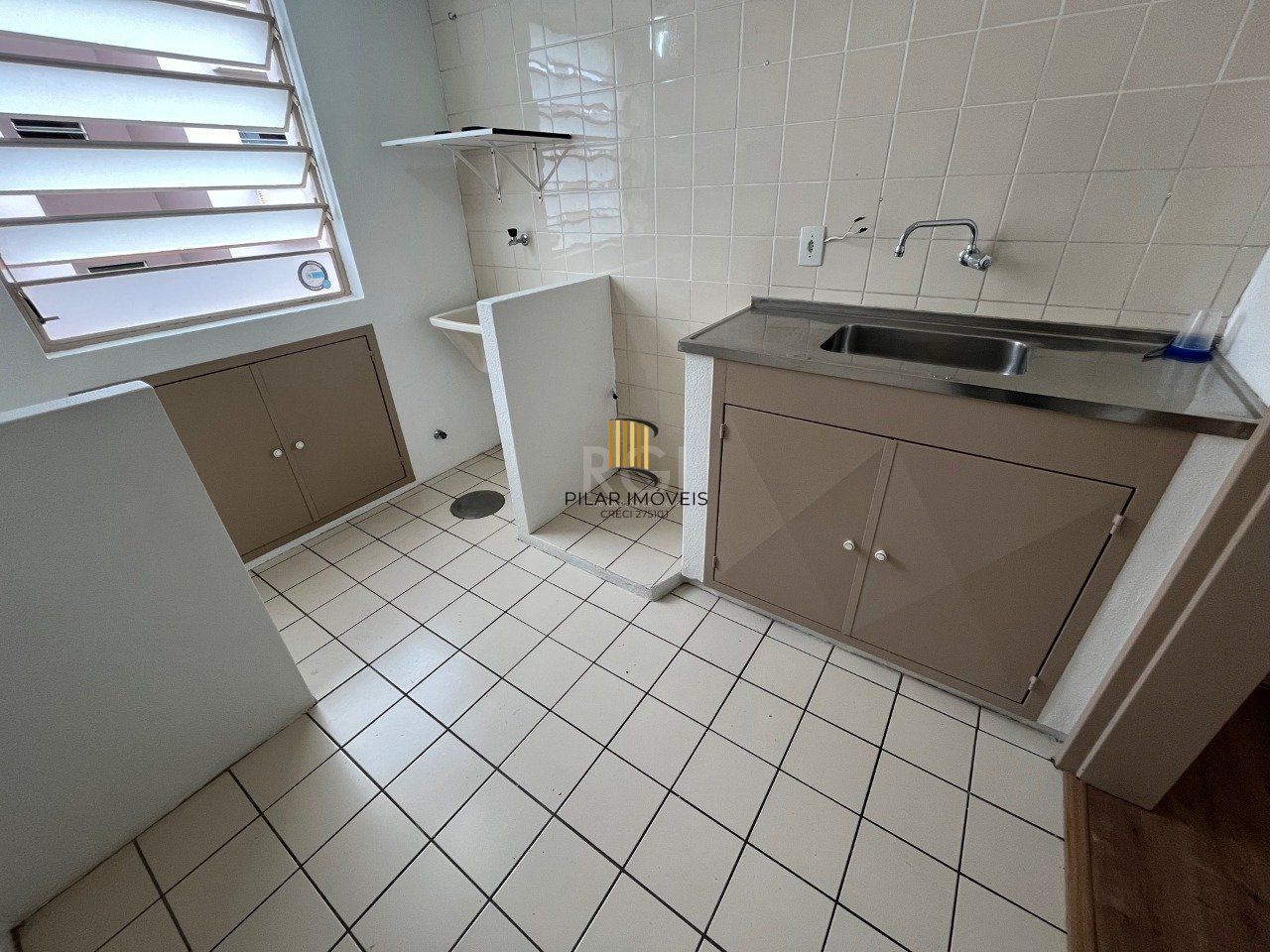 Apartamento de um dormitório no condomínio Piratini com uma vaga de garagem escriturada.