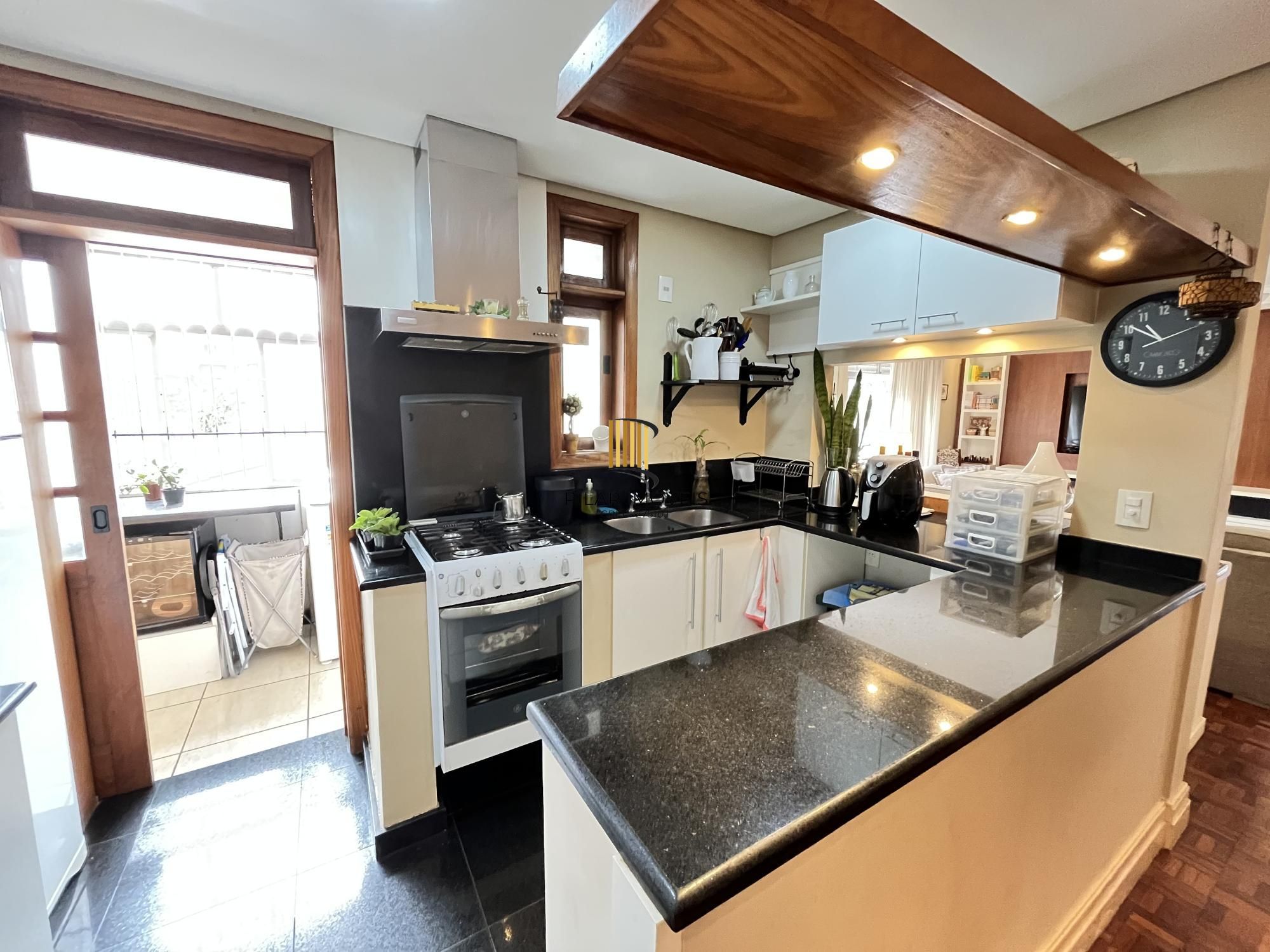 Apartamento de 2 quartos, suíte e 2 vagas de garagem no bairro Jardim Botânico.