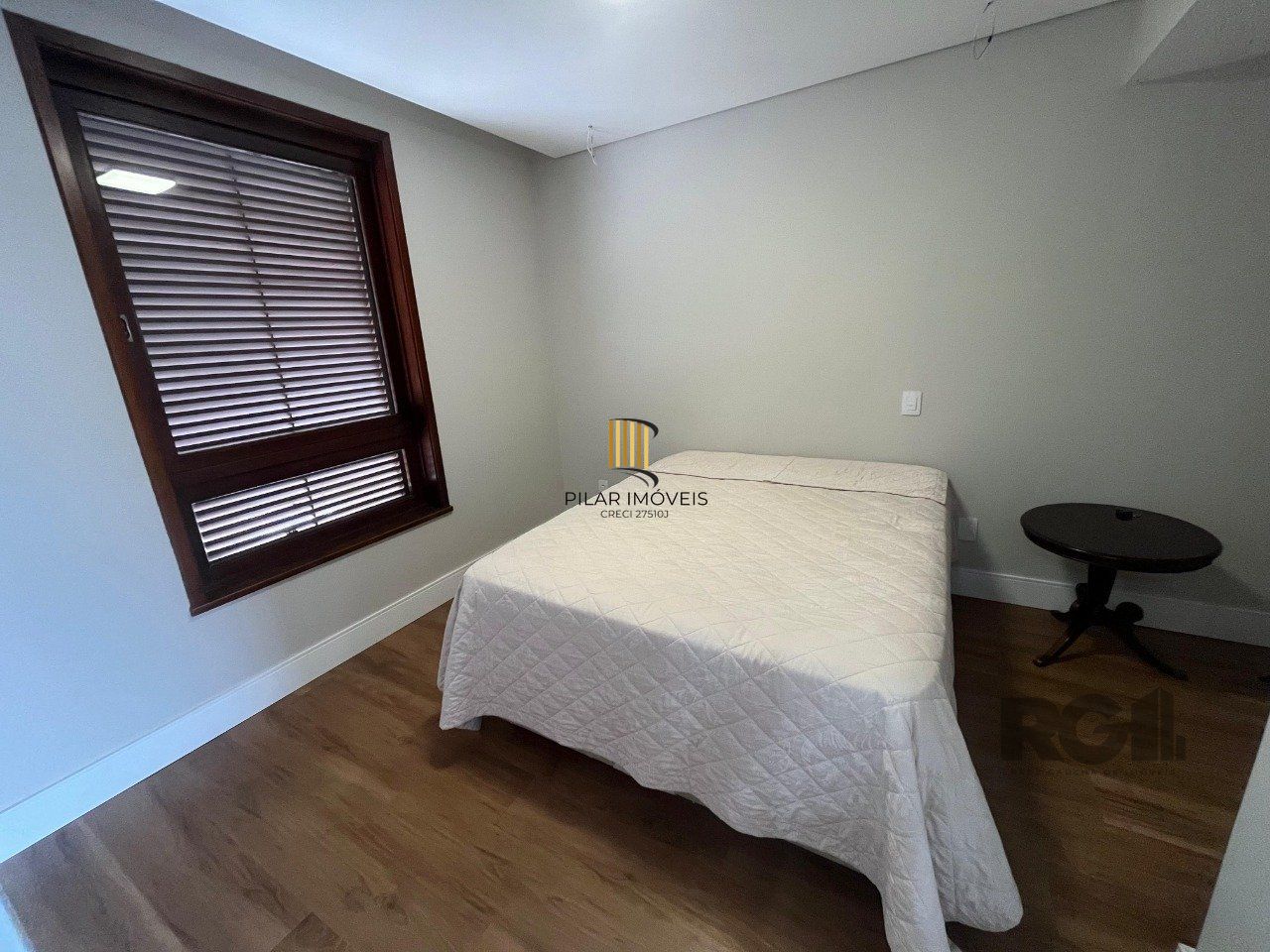 Apartamento de três quartos, suíte e uma vaga de garagem no bairro Independência em Porto Alegre.