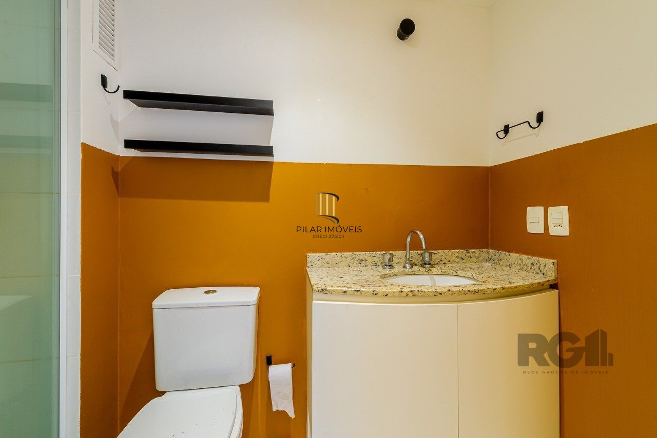 Apartamento de um quarto, suíte e uma vaga de garagem no bairro Santa Cecilia em Porto Alegre.