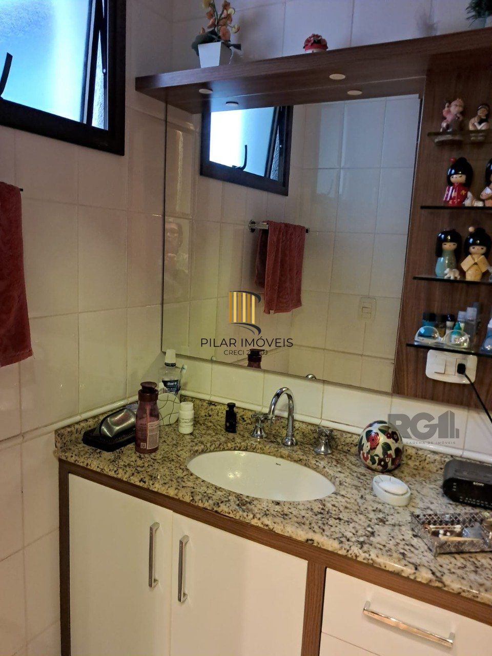Apartamento de dois quartos, suíte e uma vaga de garagem no bairro Santana em Porto Alegre.