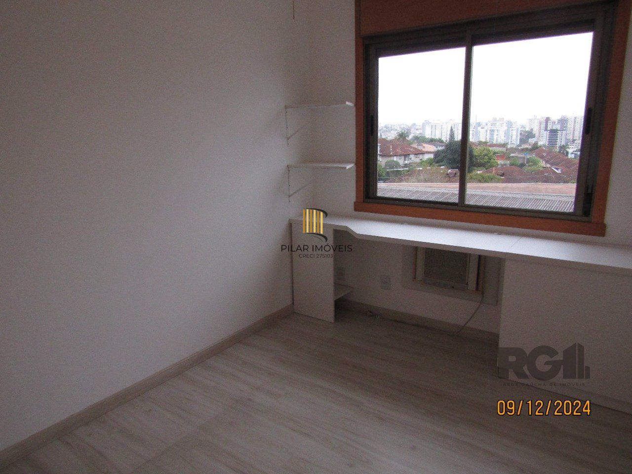 Apartamento de três dormitórios, suíte e duas vagas de garagem no bairro Higienópolis em Porto Alegre.