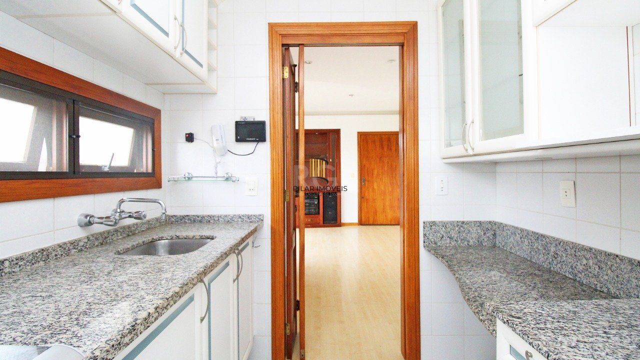 Apartamento de dois dormitórios e uma vaga de garagem na Rua Marcelo Gama, bairro Auxiliadora em Porto Alegre.