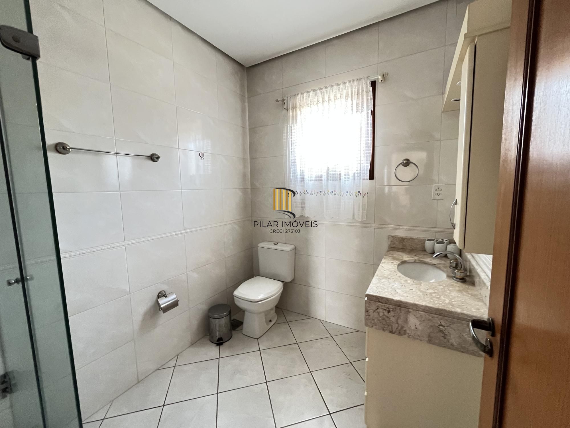 Apartamento de 2 quartos, suite e 1 vaga de garagem no bairro Menino Deus em POA