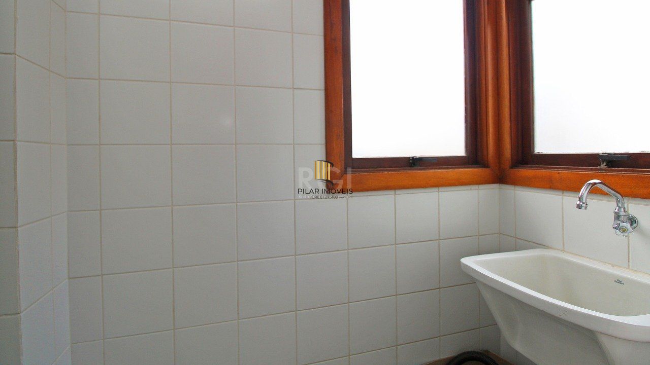Apartamento de dois dormitórios e uma vaga de garagem na Rua Marcelo Gama, bairro Auxiliadora em Porto Alegre.