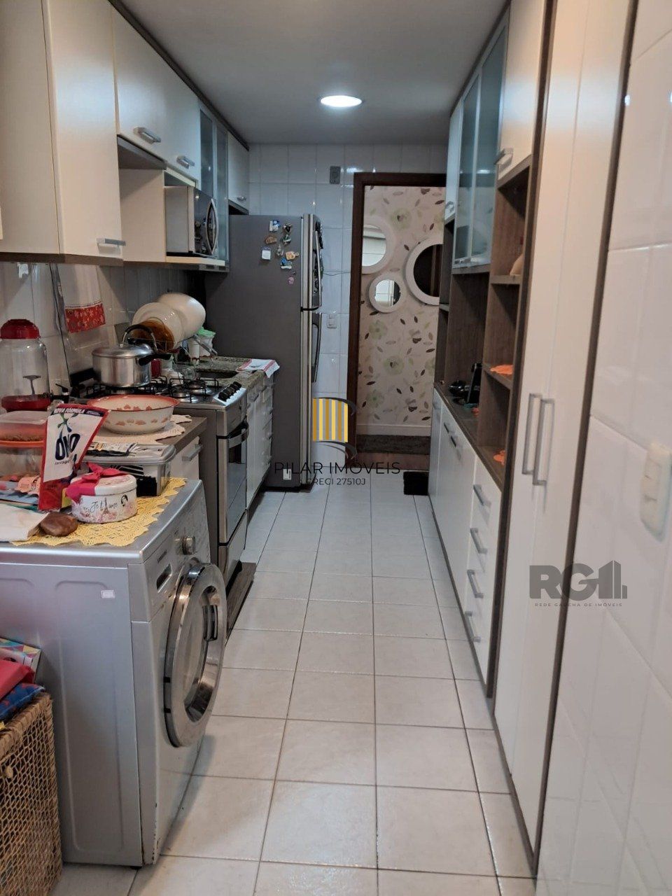 Apartamento de dois quartos, suíte e uma vaga de garagem no bairro Santana em Porto Alegre.