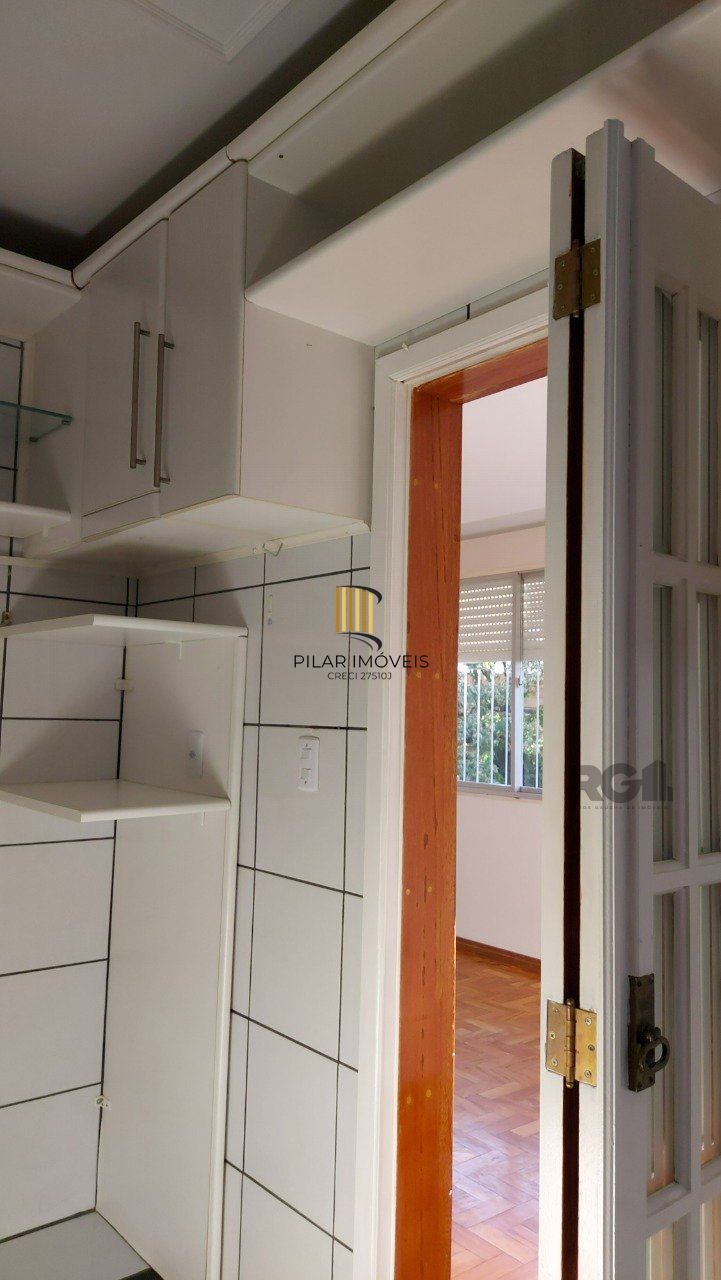 Apartamento de dois dormitórios com uma vaga de garagem no bairro Cristal em Porto Alegre.