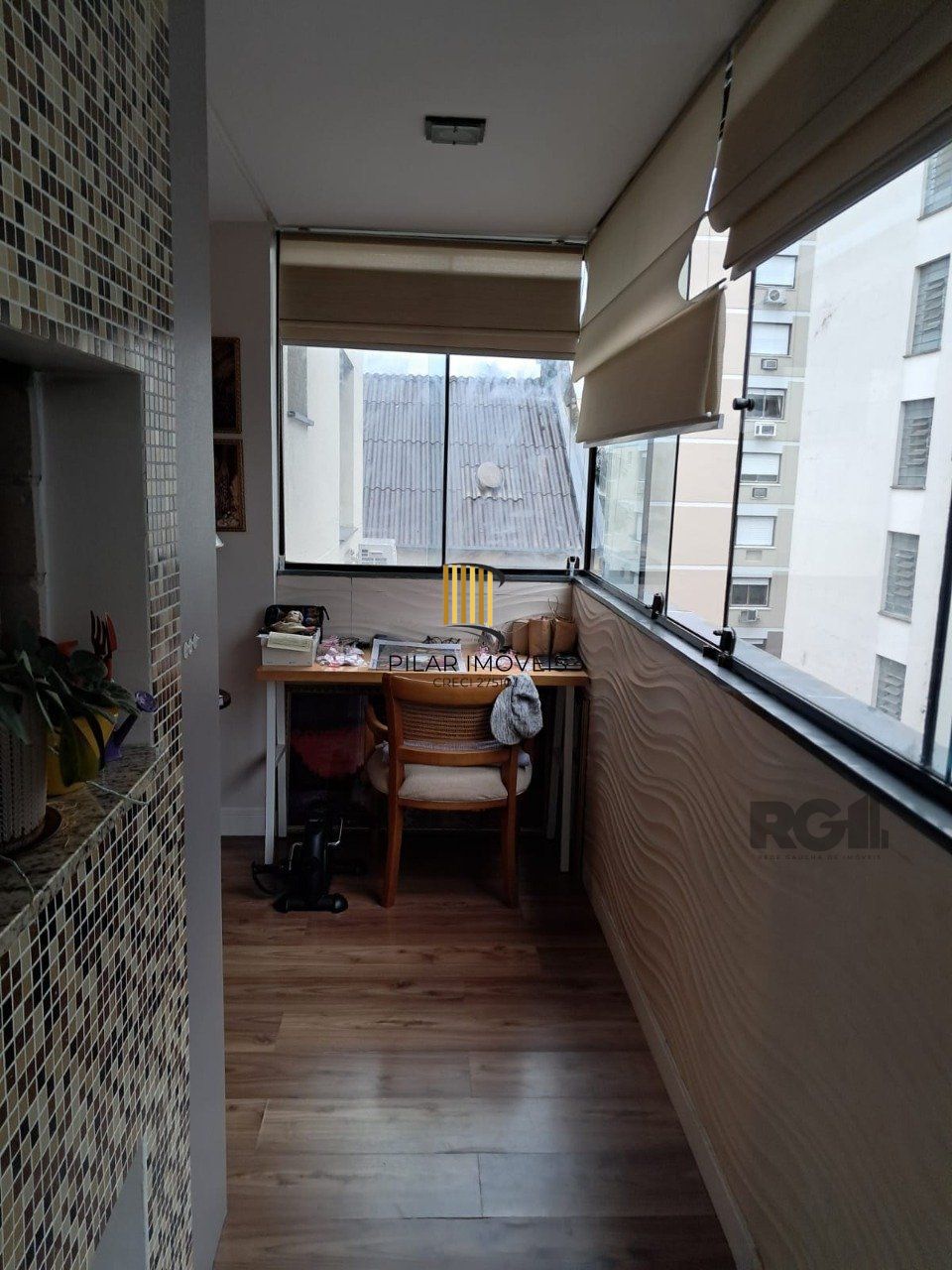Apartamento de dois quartos, suíte e uma vaga de garagem no bairro Santana em Porto Alegre.