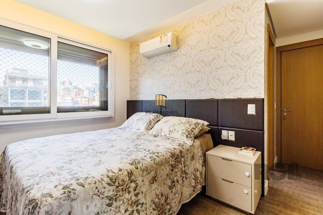 Apartamento de três quartos, suíte e duas vagas de garagem no bairro Rio Branco em Porto Alegre.