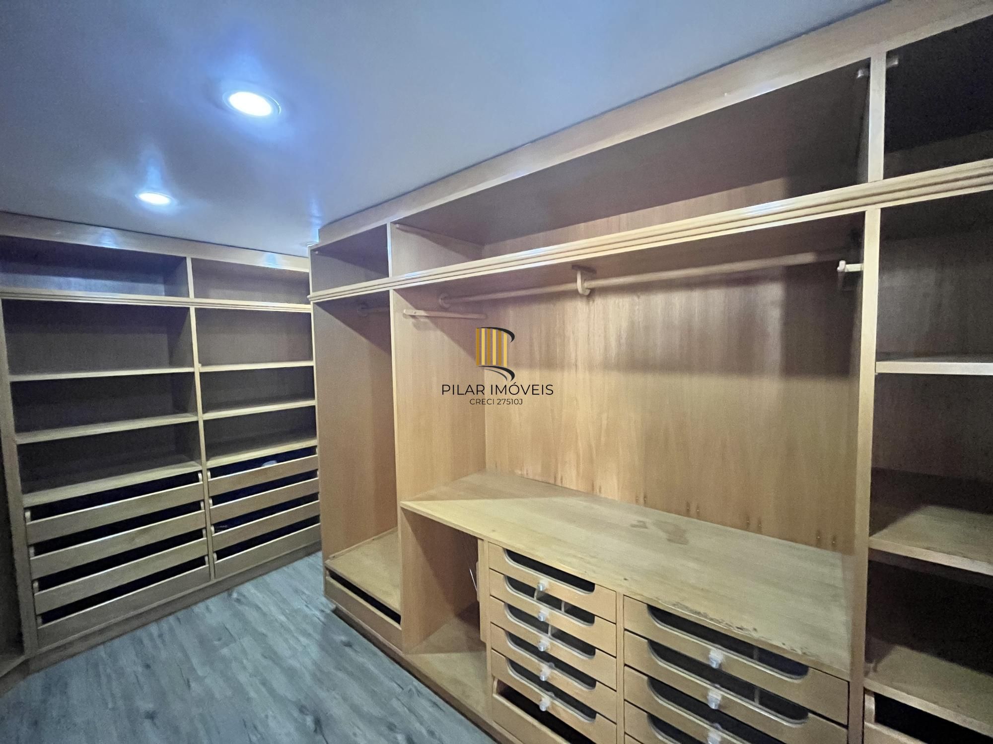 Apartamento de 4 quartos, suíte, amplo closet, dependência e 2 vagas de garagem