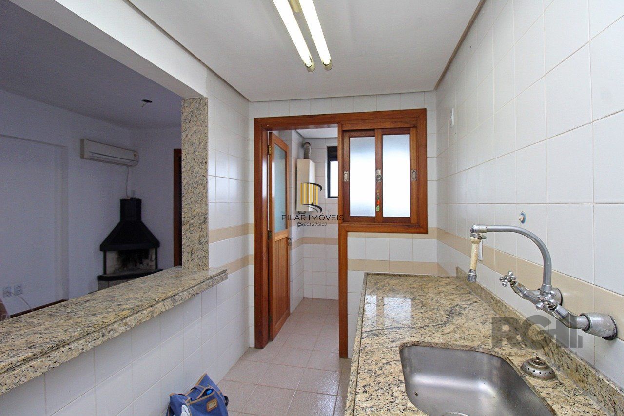 Cobertura de 1 dormitório com uma vaga de garagem no bairro Independência em Porto Alegre