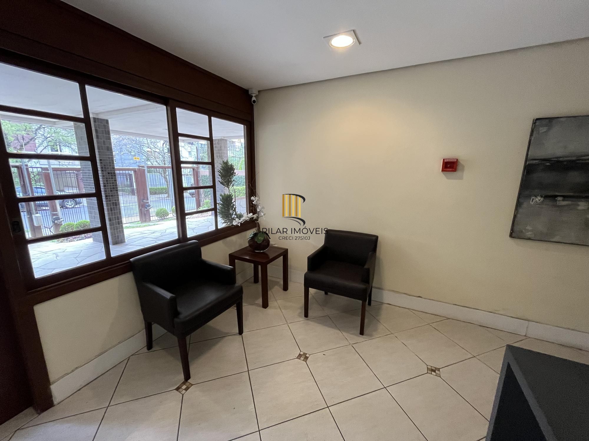 Apartamento de 2 quartos, suíte e 1 vaga de garagem no bairro Auxiliadora em POA