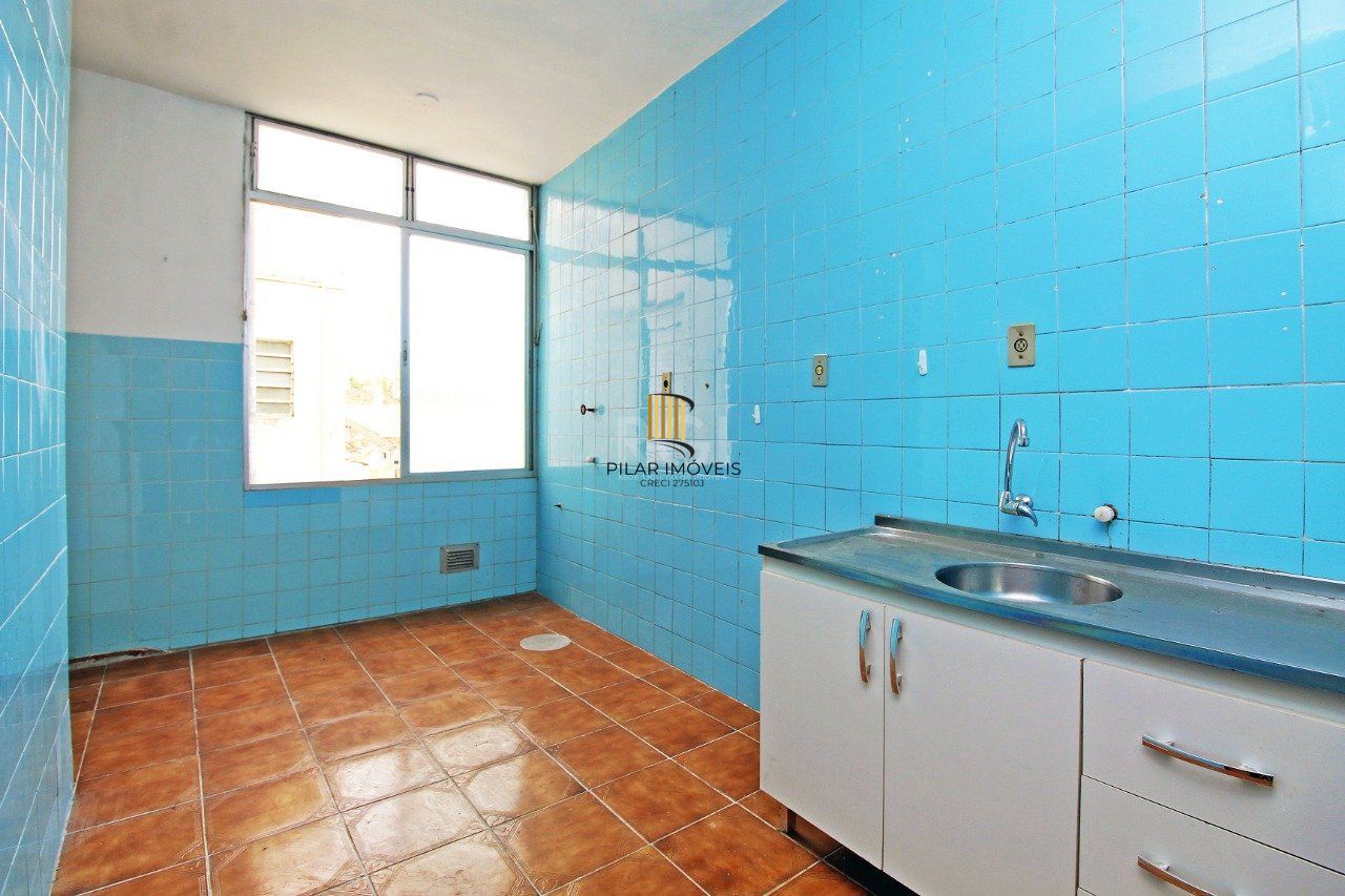 Apartamento de 2 (dois) dormitórios, com excelente localização, no Bairro Petrópolis. Amplo living, cozinha e área de serviço, banho social.