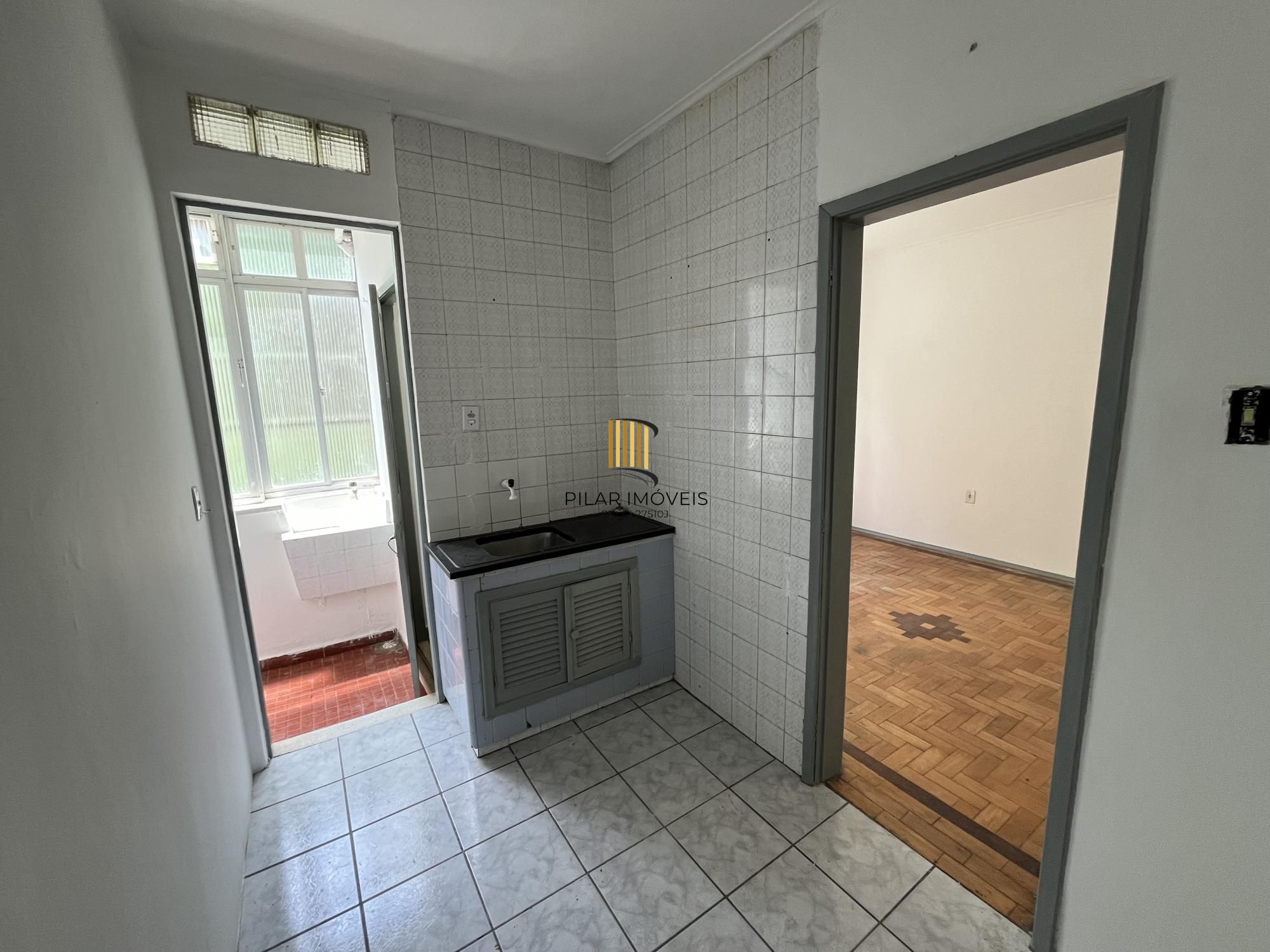 Apartamento de dois quartos em prédio com elevador no bairro Bom Fim em POA/RS